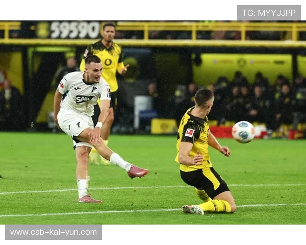 德甲多特外围配合娴熟,前场机会层出不穷 德甲多特外围配合娴熟,前场机会层出不穷